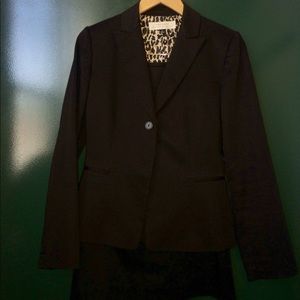 TAHARI suit size 4